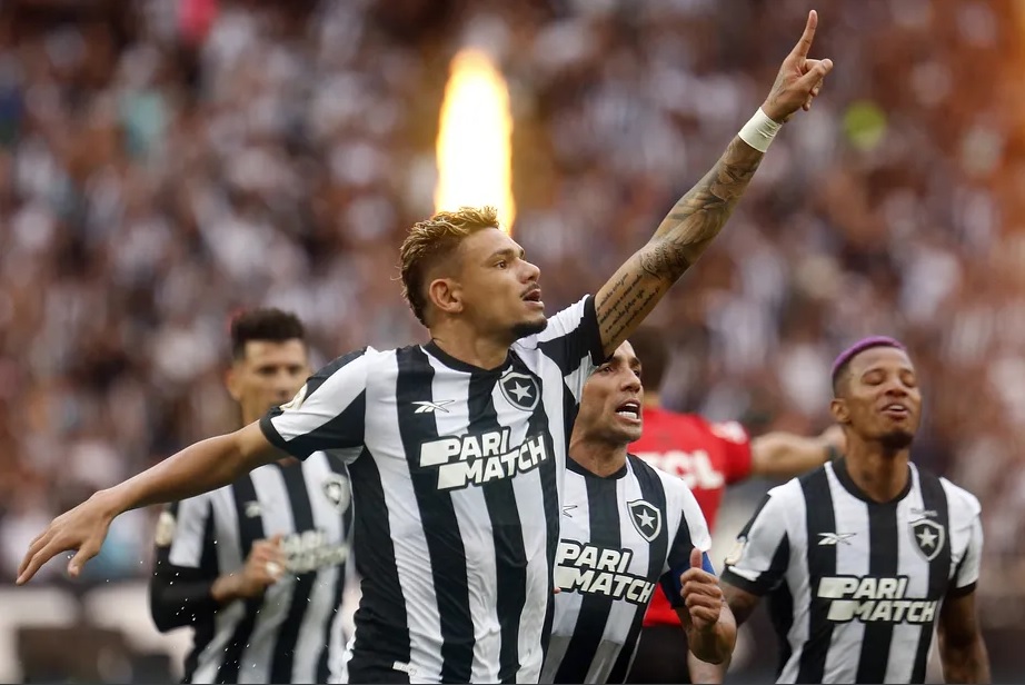 Tiquinho Soares comemora um dos dois gols pelo Botafogo contra o Coritiba foto Vitor Silva