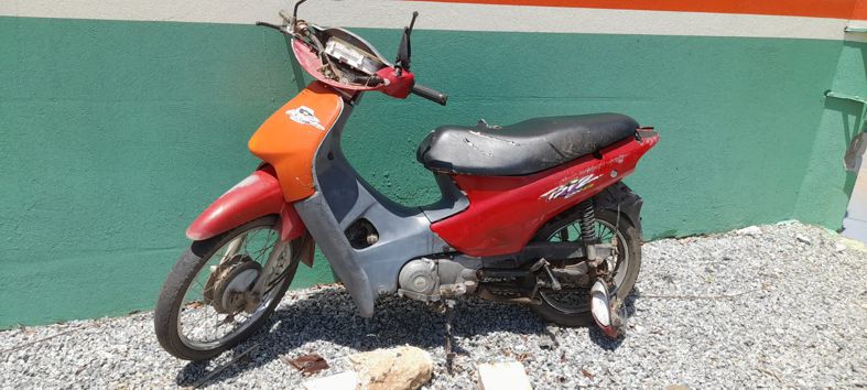 Moto de vítima de acidente ficou praticametne destruída foto Arão Leite
